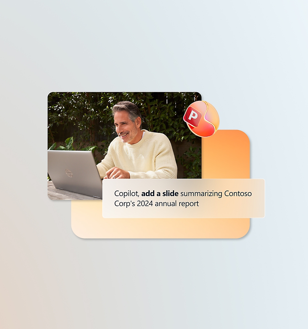 Un hombre sonríe delante de un portátil con un cartel blanco que contiene texto al lado.