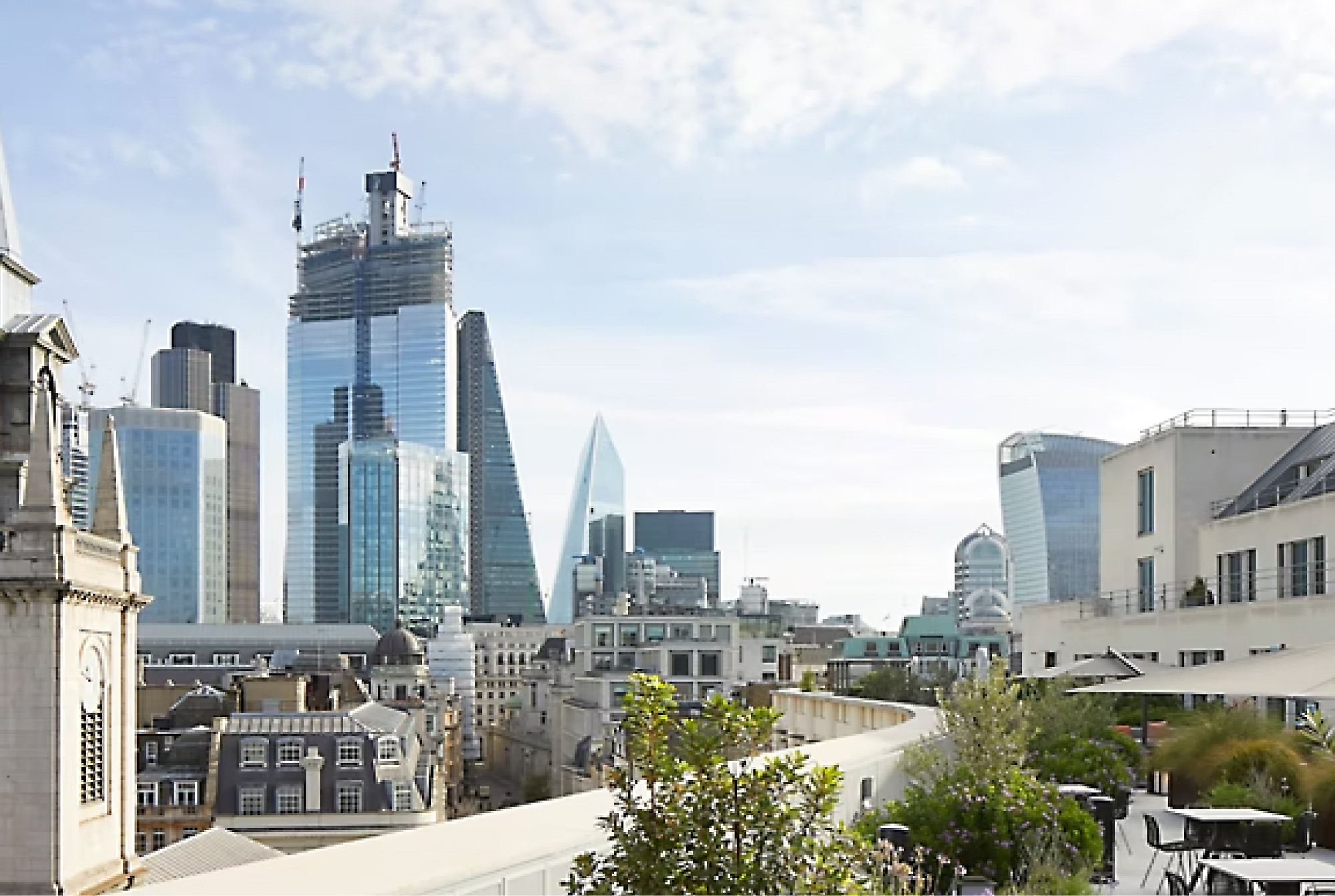 Un paysage urbain composé de gratte-ciel modernes, dont le Leadenhall Building et le Scalpel, avec un jardin sur le toit 