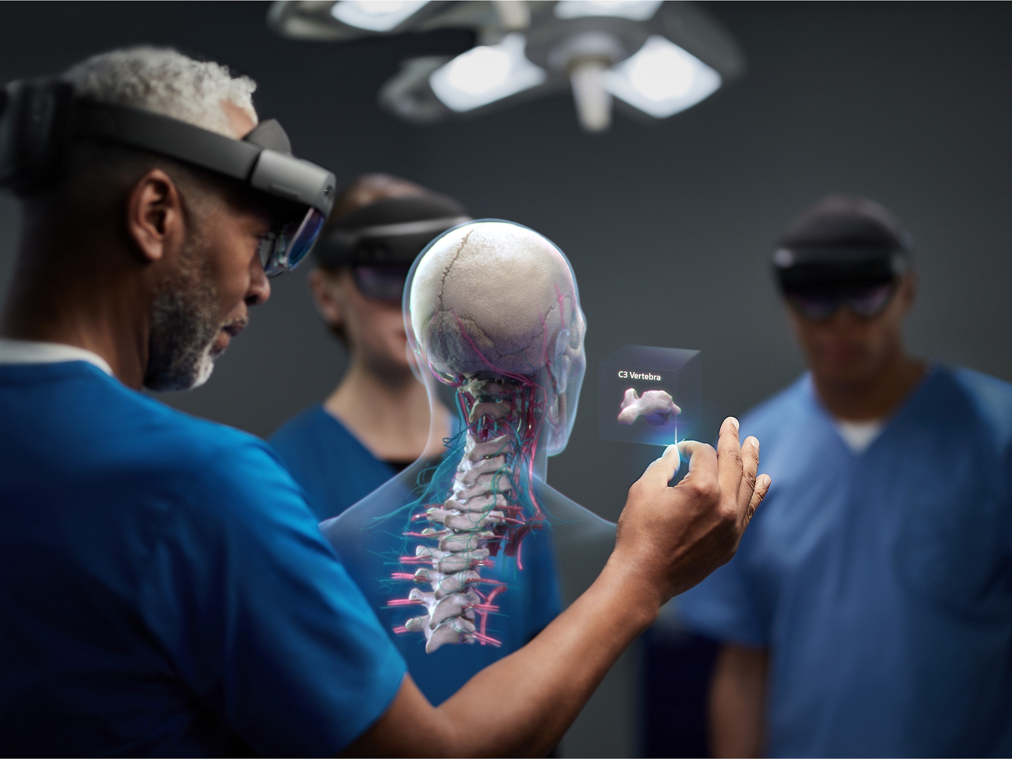 Um homem e uma mulher usando óculos de realidade virtual.
