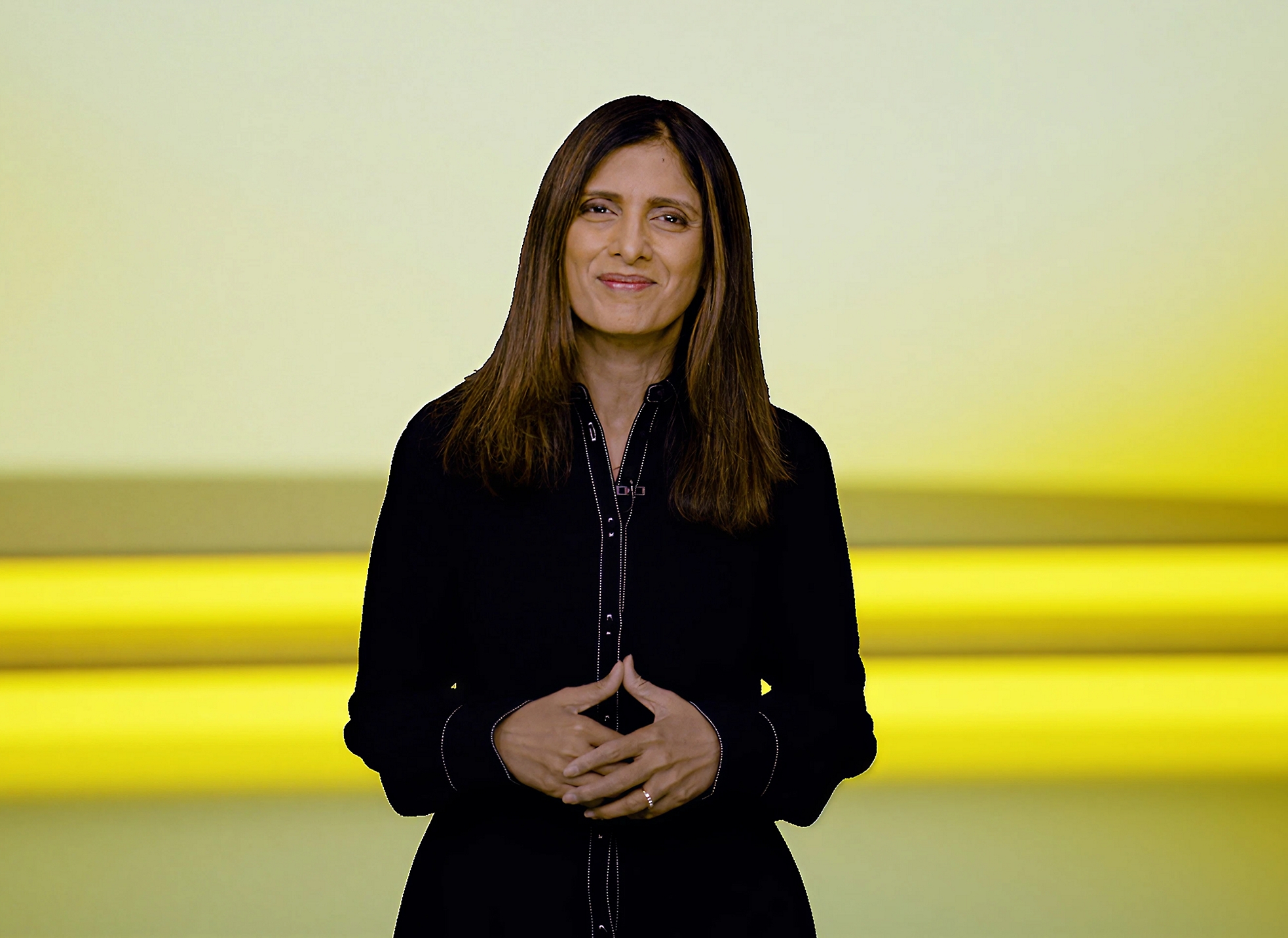 一位穿着黑色夹克的女士