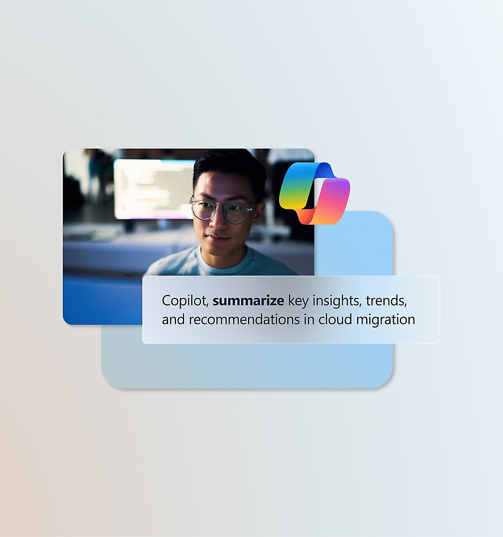 Un homme portant des lunettes regarde un écran d’ordinateur affichant un logo coloré et un texte sur la migration vers le nuage.