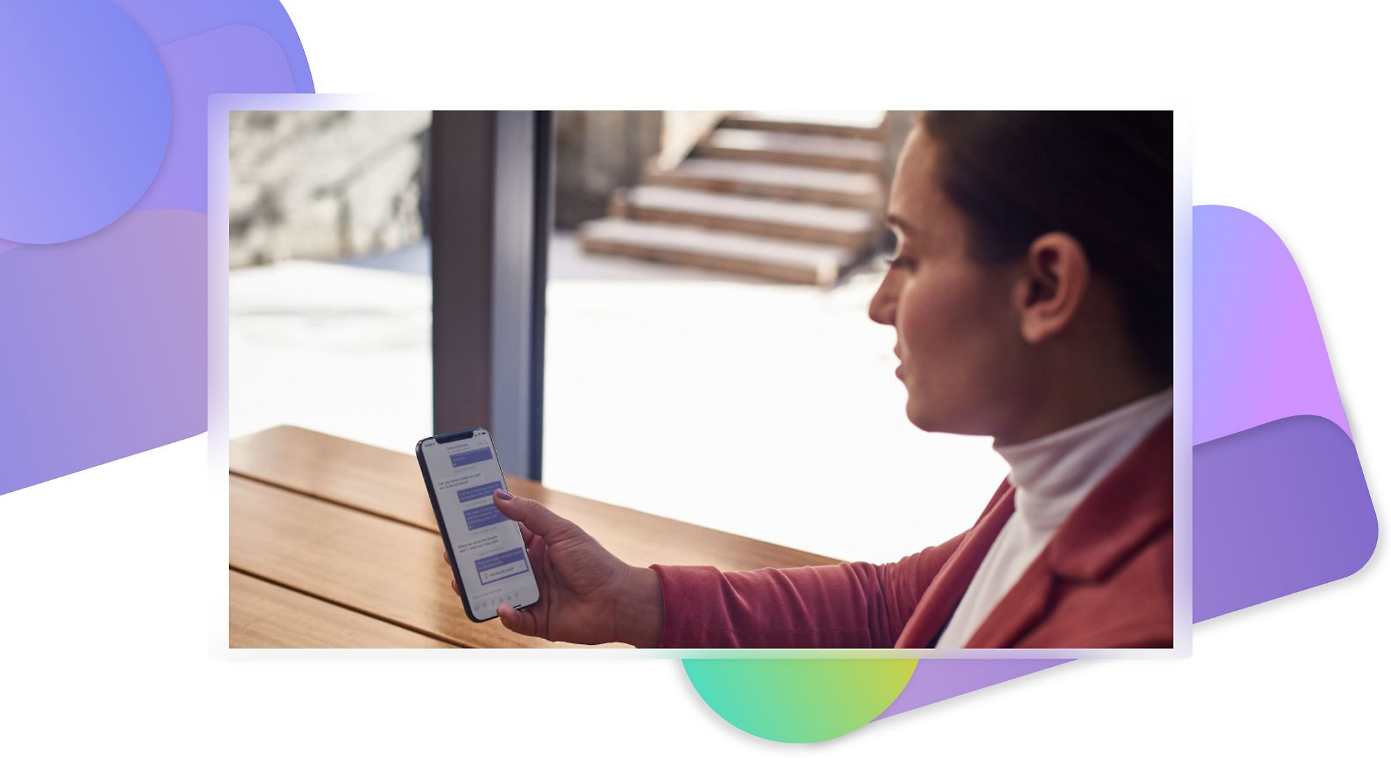 Inimene kasutab mobiiltelefoni, mille ekraanil on kuvatud Teamsi vestlused.