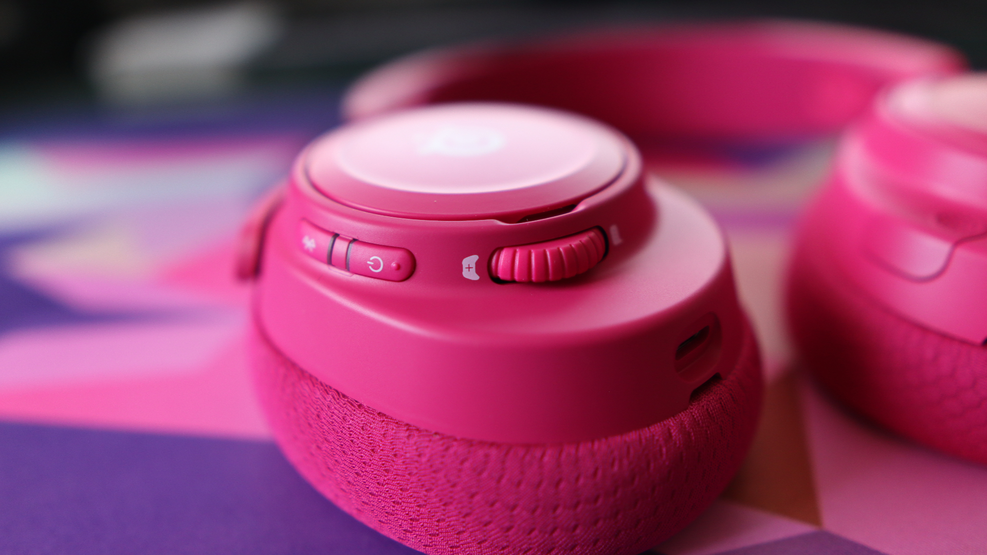 SteelSeries Arctis Nova 7X Wireless Gen 2 in pink on a mouse pad.