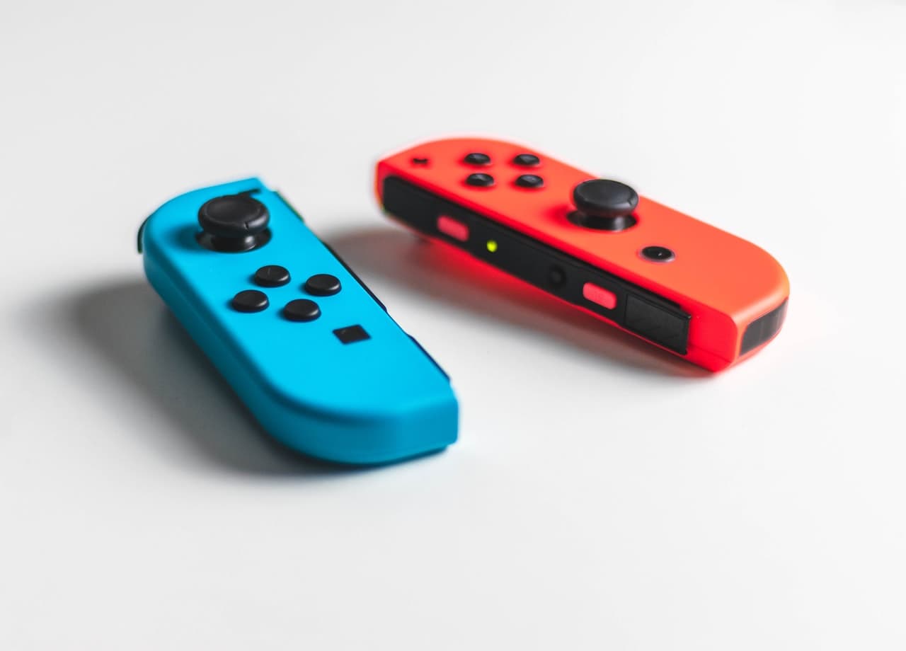 Photo d'une Nintendo Switch rouge et bleue.