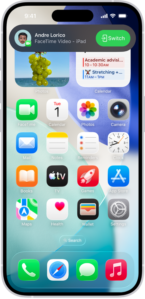 الشاشة الرئيسية لـ iPhone يظهر بها إشعار مكالمة فيس تايم فيديو من iPad في الجزء العلوي. اضغط على زر تبديل الظاهر على يسار الإشعار لنقل المكالمة إلى iPhone