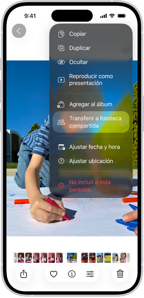 Hay una foto abierta en la app Fotos. En la parte superior derecha de la pantalla hay una opción para trasladar la foto a la fototeca compartida.