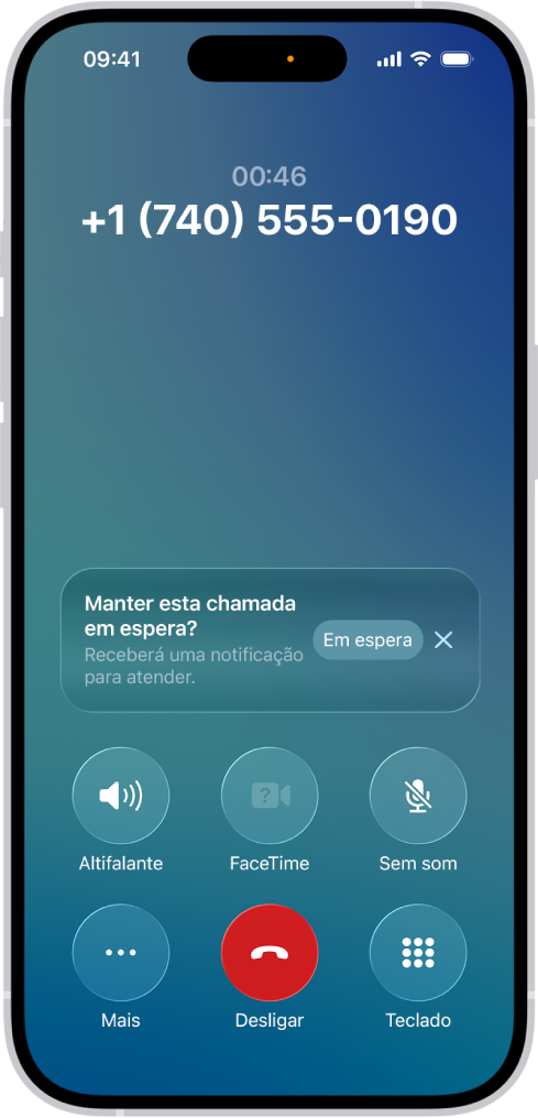 A aplicação Telefone mostra uma chamada em curso no ecrã do iPhone. No meio do ecrã encontra-se uma notificação a perguntar se pretende colocar a chamada em espera e receber uma notificação quando for necessário atender. Dentro da notificação encontra-se um botão “Em espera” e um botão “Fechar”.