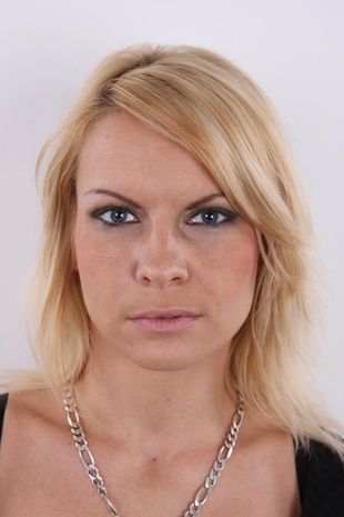 1. Download full pics of model Andrea (26) from czechcasting.com