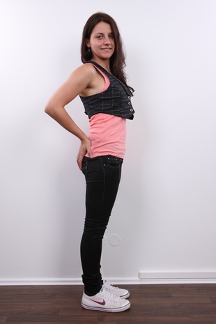 2. Download full pics of model Katka (20) from czechcasting.com