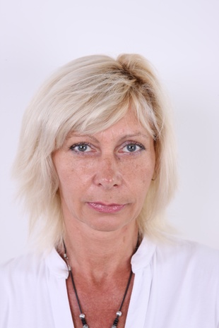 1. Download full pics of model Beata (45) from czechcasting.com
