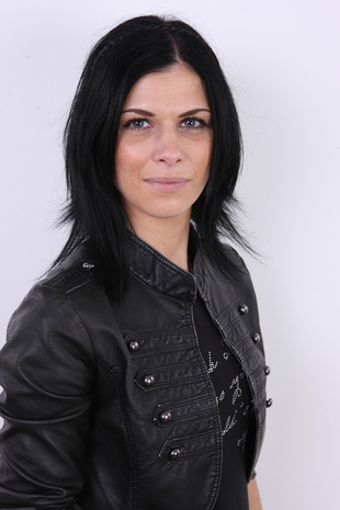 5. Download full pics of model Petra (29) from czechcasting.com