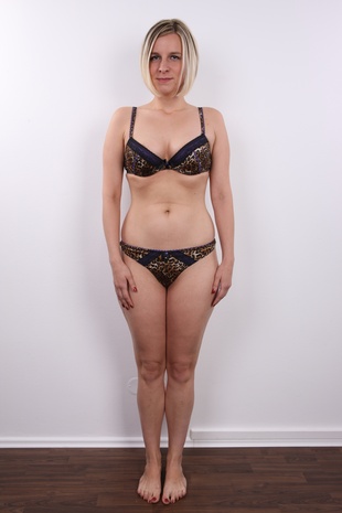 5. Download full pics of model Monika (25) from czechcasting.com