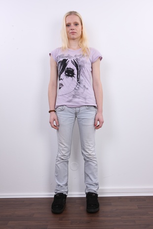 2. Download full pics of model Karolina (21) from czechcasting.com