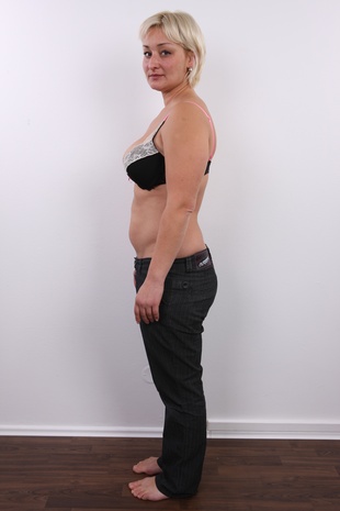 5. Download full pics of model Vanda (34) from czechcasting.com
