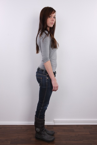 3. Download full pics of model Andrea (18) from czechcasting.com