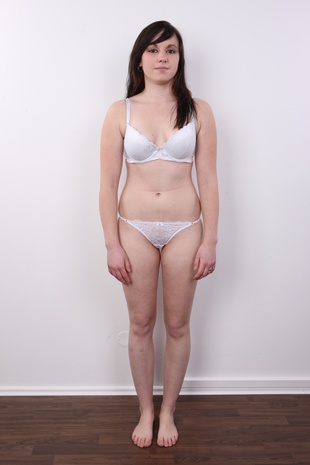 5. Download full pics of model Jana (19) from czechcasting.com