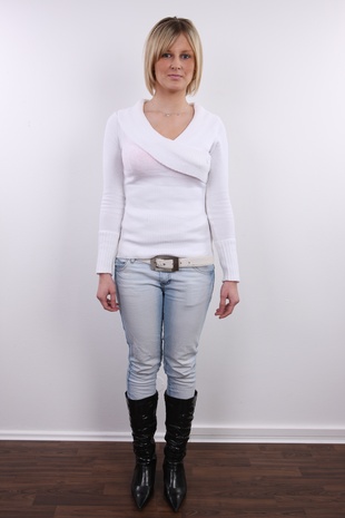 2. Download full pics of model Michaela (19) from czechcasting.com