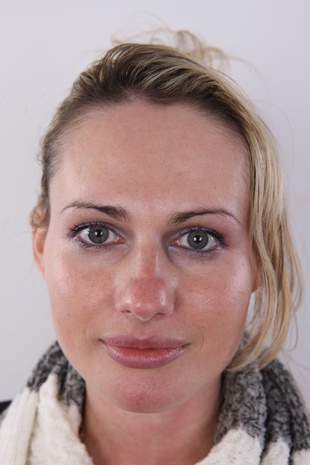 1. Download full pics of model Renata (25) from czechcasting.com