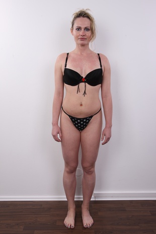 5. Download full pics of model Renata (25) from czechcasting.com