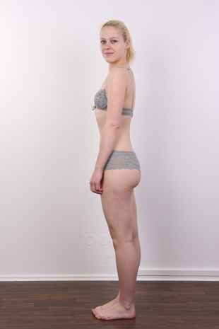 7. Download full pics of model Veronika (19) from czechcasting.com