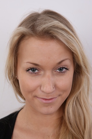 1. Download full pics of model Tereza (19) from czechcasting.com
