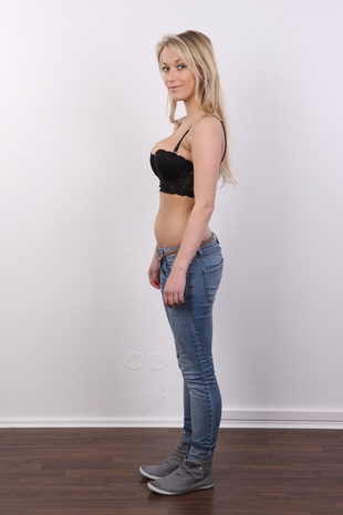 5. Download full pics of model Tereza (19) from czechcasting.com