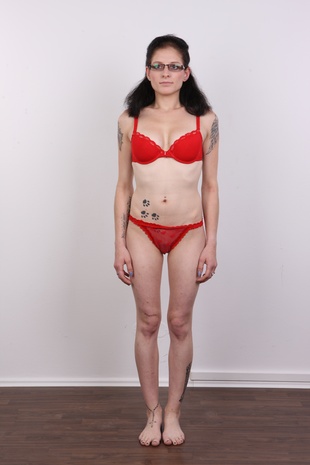 5. Download full pics of model Marie (26) from czechcasting.com