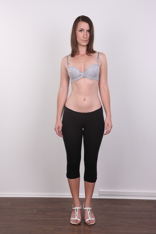 4. Download full pics of model Anna (20) from czechcasting.com