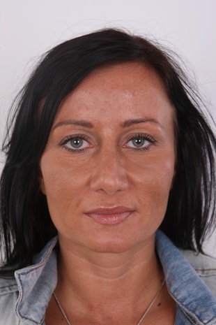 1. Download full pics of model Alexandra (33) from czechcasting.com