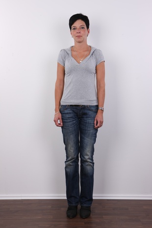 2. Download full pics of model Vendula (34) from czechcasting.com