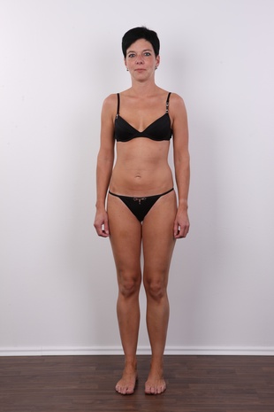 5. Download full pics of model Vendula (34) from czechcasting.com