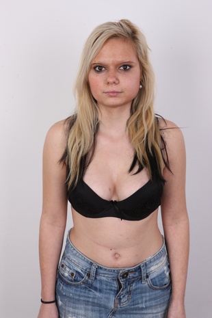 6. Download full pics of model Daniela (19) from czechcasting.com