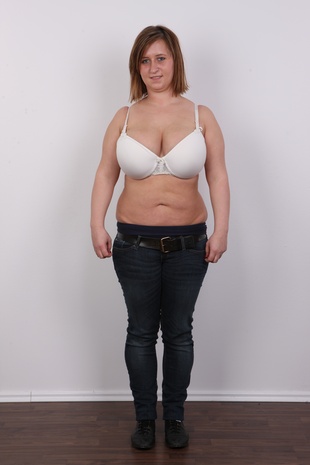 6. Download full pics of model Tereza (23) from czechcasting.com