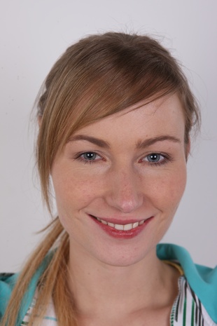 1. Download full pics of model Radka (29) from czechcasting.com