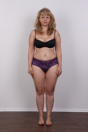 6. Download full pics of model Vera (50) from czechcasting.com