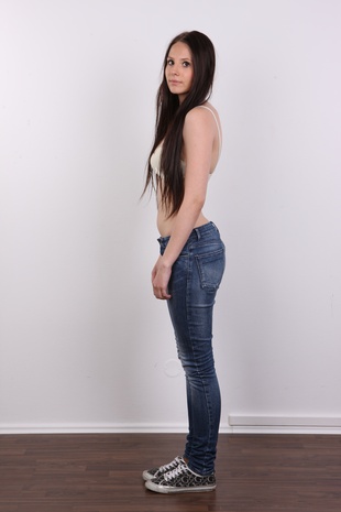 5. Download full pics of model Linda (18) from czechcasting.com