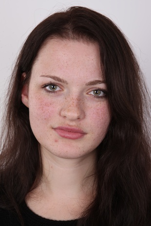 1. Download full pics of model Marie (21) from czechcasting.com
