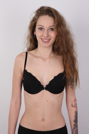 6. Download full pics of model Natalie (18) from czechcasting.com
