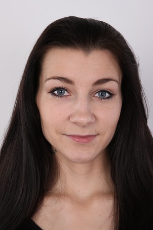 1. Download full pics of model Anna (23) from czechcasting.com