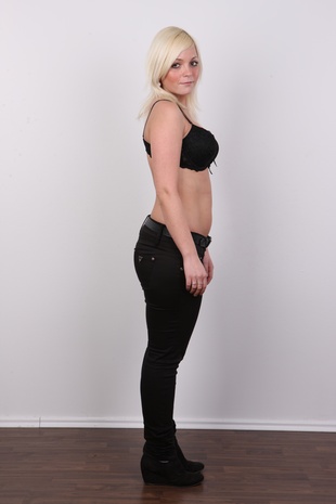 5. Download full pics of model Nikola (21) from czechcasting.com