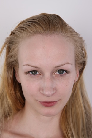 1. Download full pics of model Nikol (21) from czechcasting.com