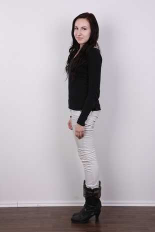 3. Download full pics of model Jana (18) from czechcasting.com