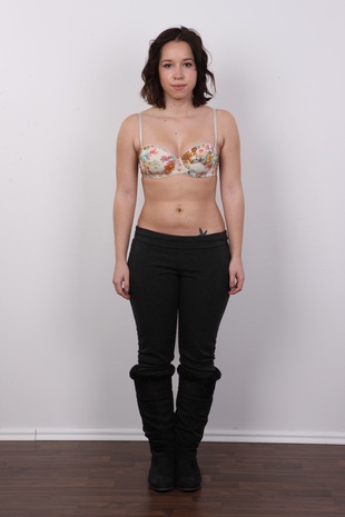 4. Download full pics of model Simona (19) from czechcasting.com
