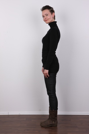 3. Download full pics of model Ivana (35) from czechcasting.com