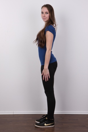 3. Download full pics of model Renata (20) from czechcasting.com