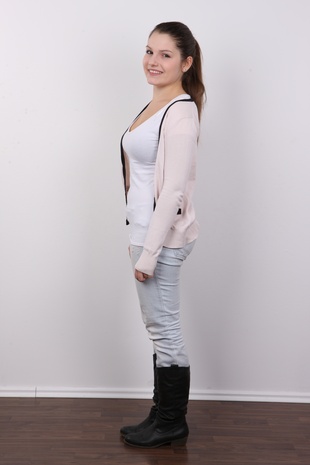 3. Download full pics of model Natalie (18) from czechcasting.com