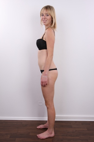 7. Download full pics of model Aneta (24) from czechcasting.com