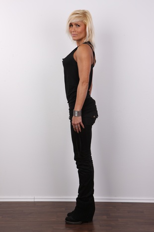 3. Download full pics of model Denisa (29) from czechcasting.com