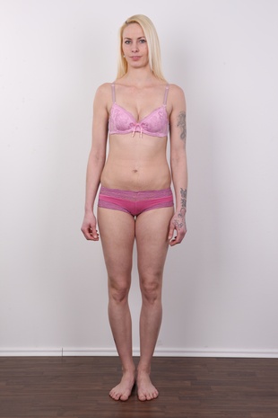 7. Download full pics of model Michaela (25) from czechcasting.com