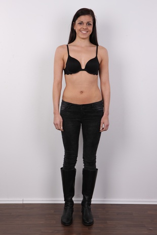 4. Download full pics of model Natalie (22) from czechcasting.com
